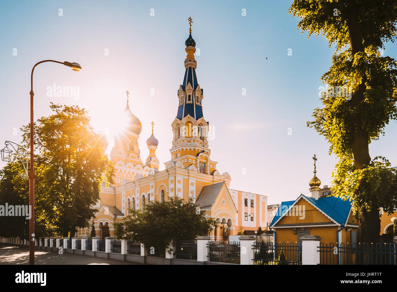 Brest, Bielorussia. Sole che splende sopra la cattedrale di San Nicola nella soleggiata giornata estiva. Chiesa di San Nicola o la Chiesa fraterna Foto Stock