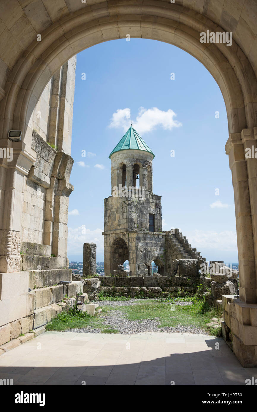 Belfry dal portone della Cattedrale della Natività della Vergine, Monastero di Gelati, Kutaisi, Imereti provincia (Mkhare), Georgia Foto Stock