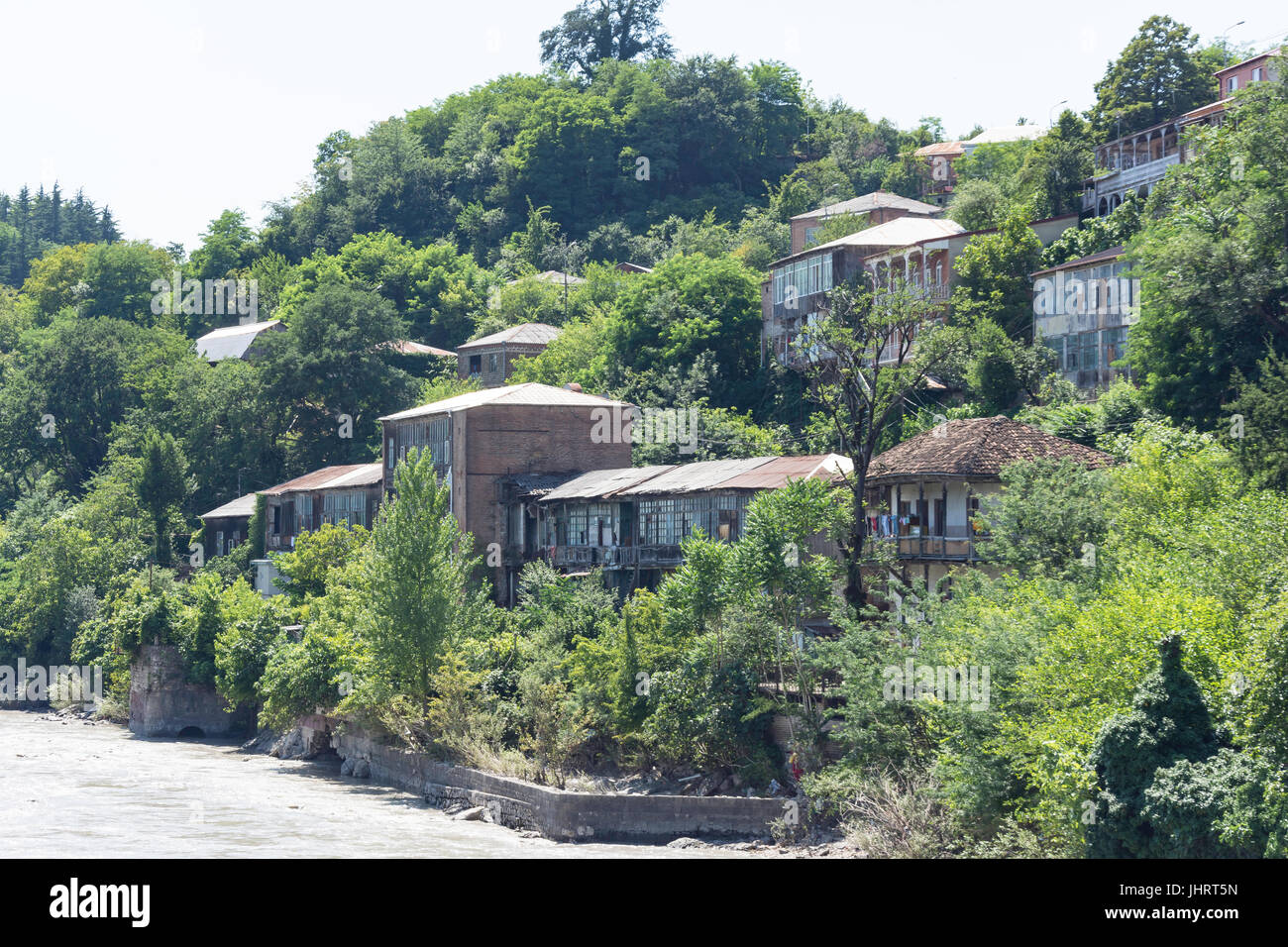Case tradizionali dal fiume Rioni, Kutaisi, Imereti provincia (Mkhare), Georgia Foto Stock