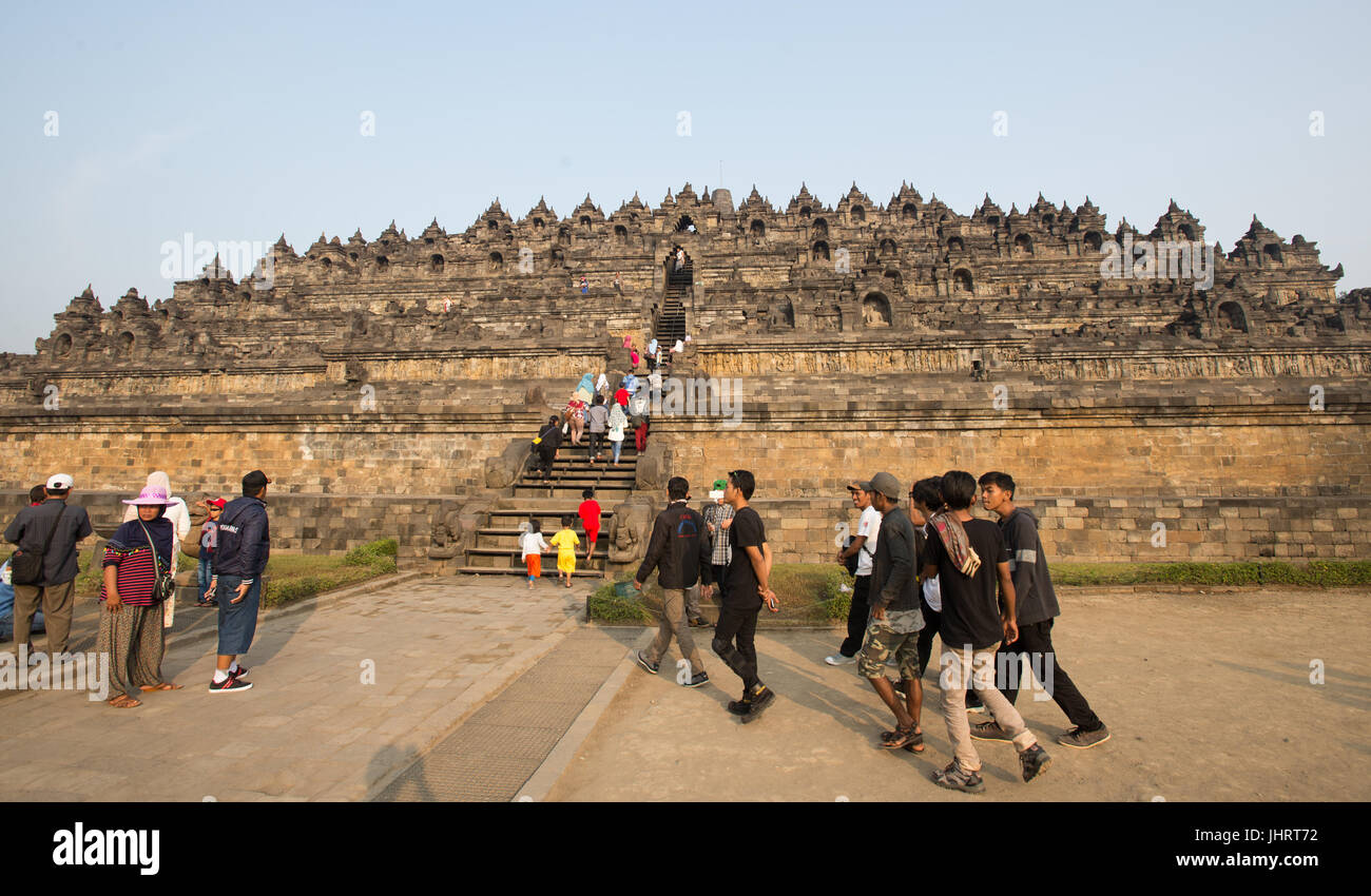 Vista panoramica di Borobudur tempio Buddista Java Centrale Indonesia. Foto Stock