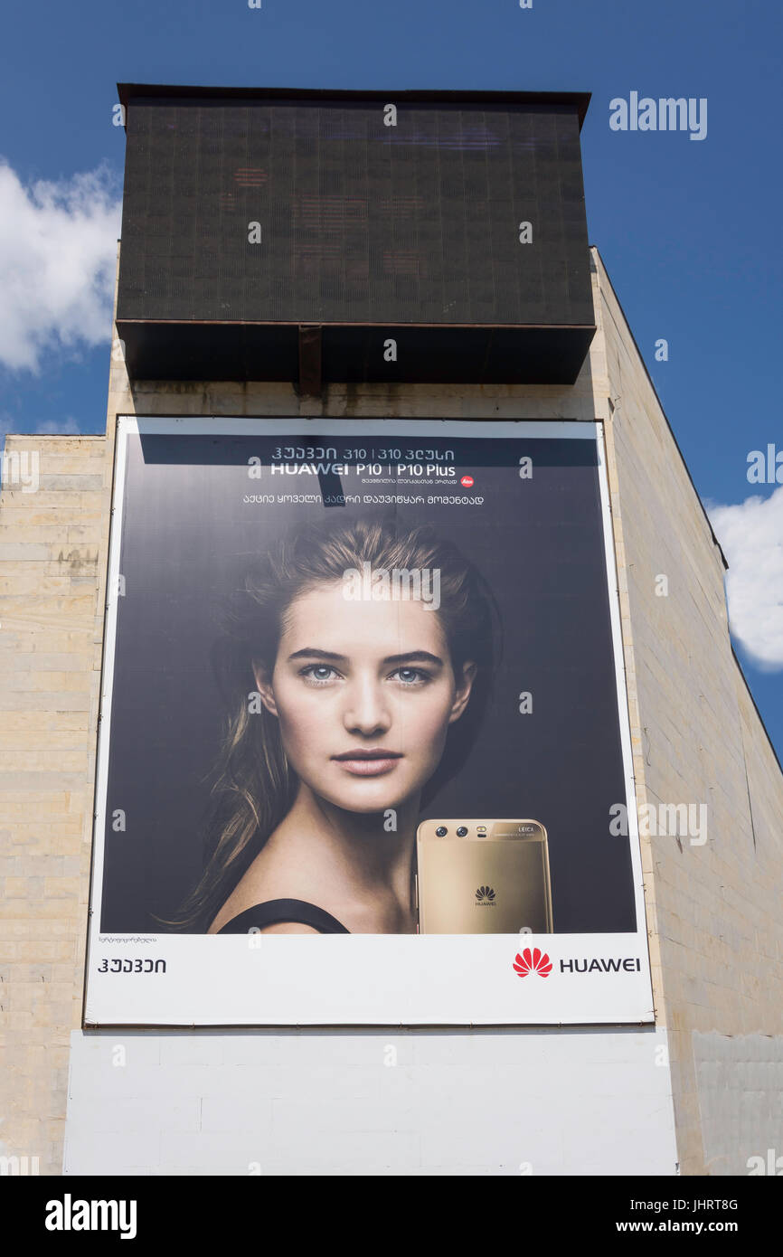 Huawei Telecomunicazioni cartellone pubblicitario sul lato dell'edificio, Kutaisi, Imereti provincia (Mkhare), Georgia Foto Stock
