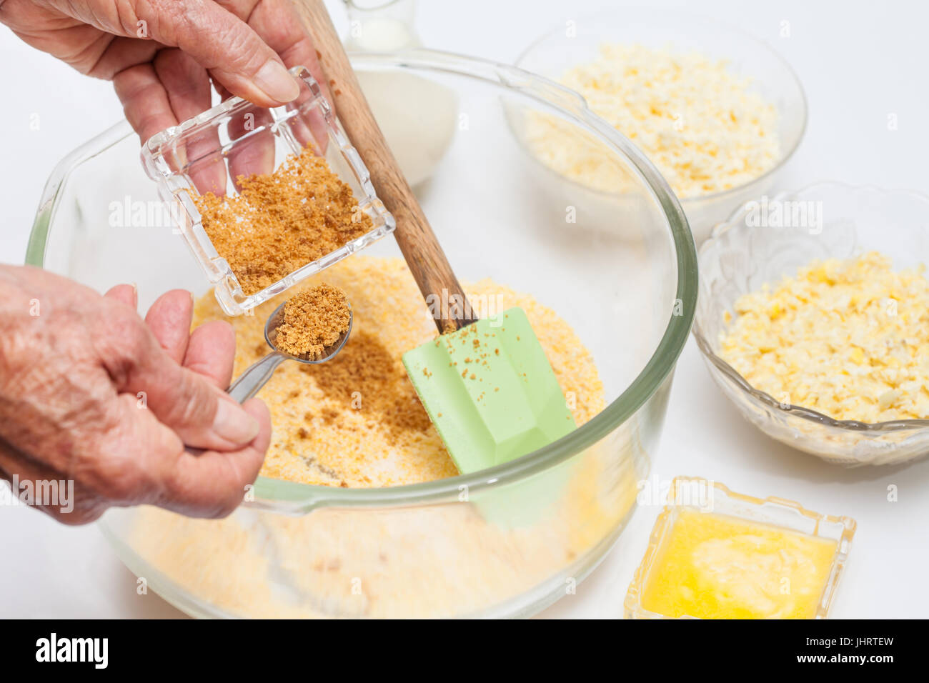 Colombiano tradizionale Arepa de choclo preparazione : aggiunta di zucchero per la preparazione di dolci il pane di mais Foto Stock