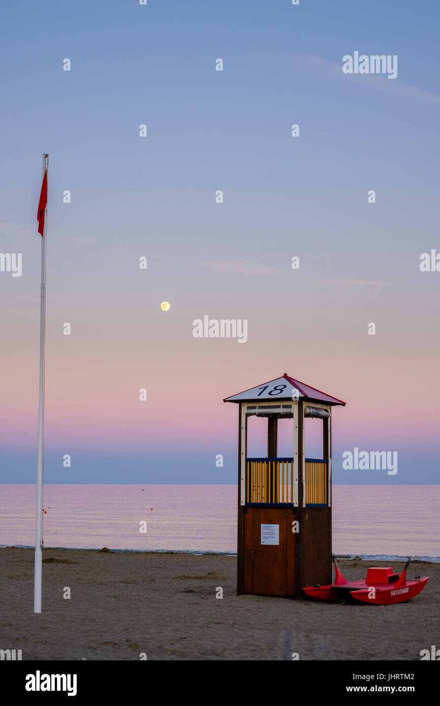 Torre di salvataggio e la barca di salvataggio sulla spiaggia, atmosfera serale, Mare Adriatico, Italia Foto Stock