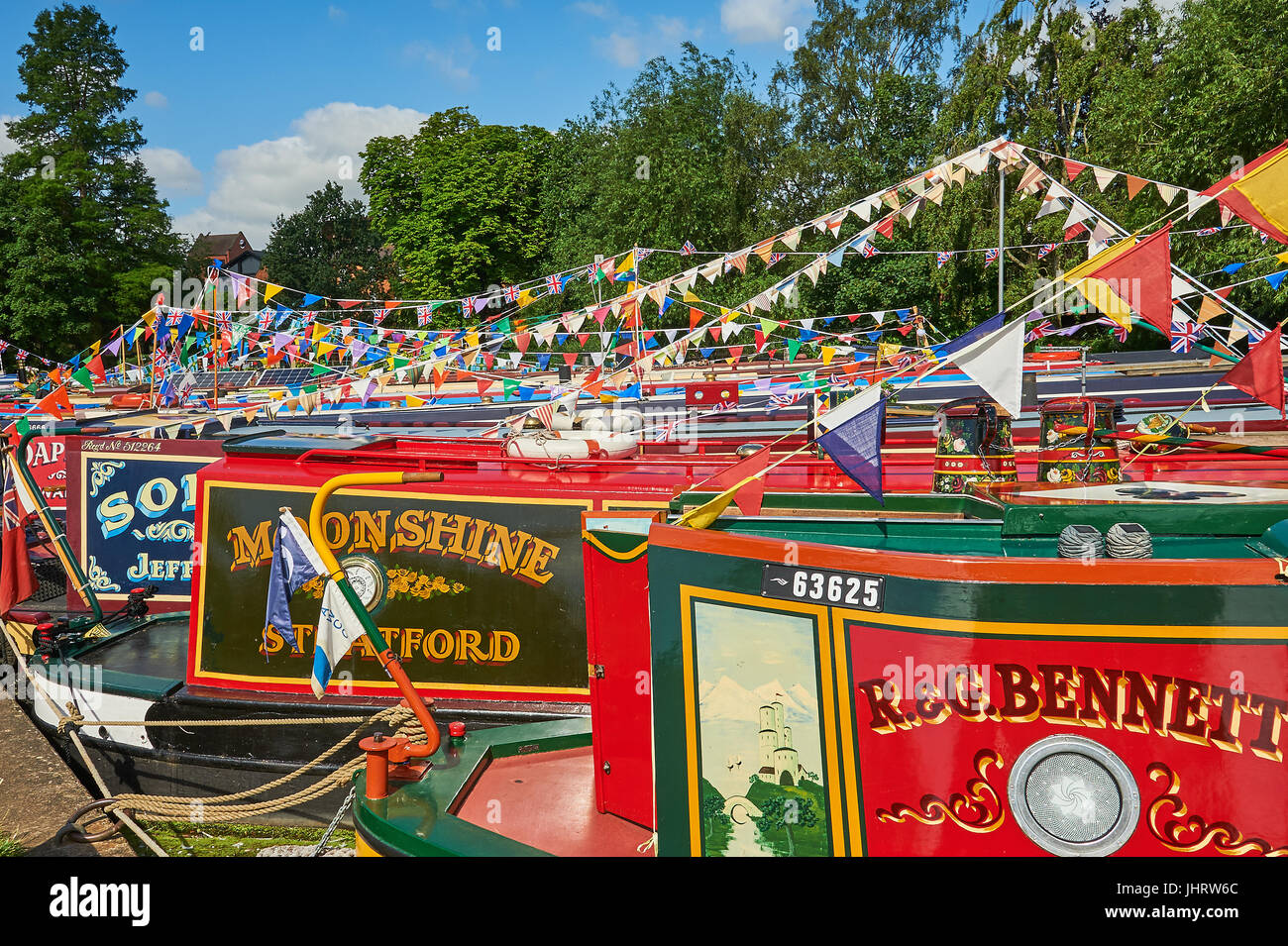 Imbarcazioni strette ormeggiato sul fiume Avon a Stratford upon Avon, Warwickshire durante il festival di fiume Foto Stock