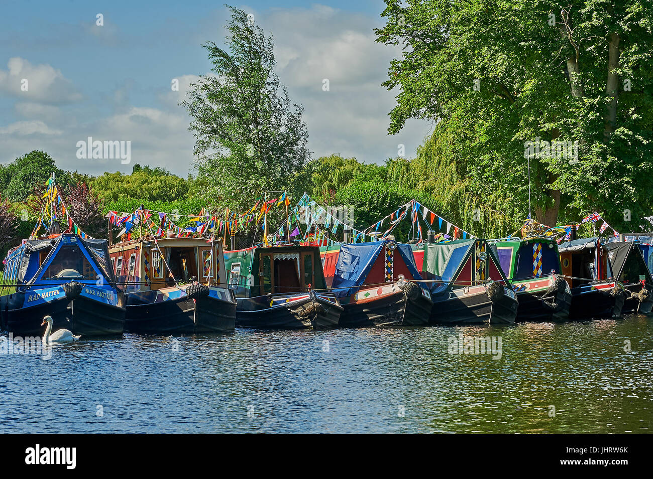 Imbarcazioni strette ormeggiato sul fiume Avon a Stratford upon Avon durante il festival di fiume. Foto Stock