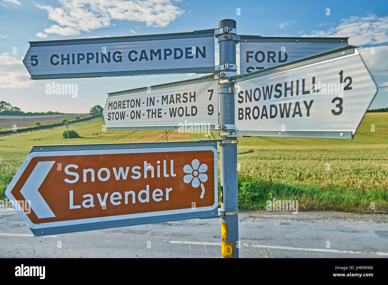 Cartello stradale in Cotswolds con la mitica città turistiche di nome. Foto Stock