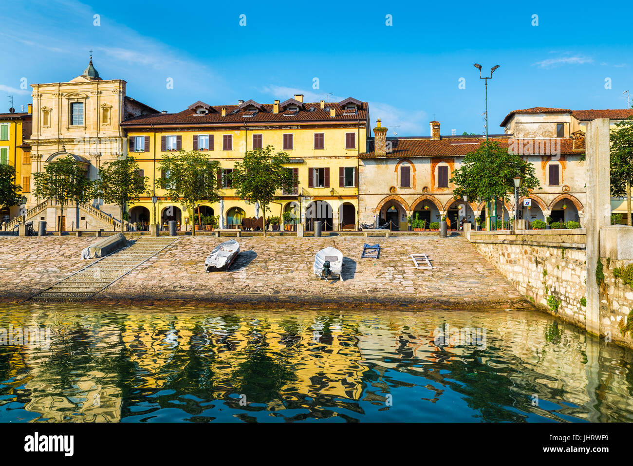 Il Lago Maggiore, Arona, centro storico, Italia. Suggestiva veduta della Piazza del Popolo Foto Stock