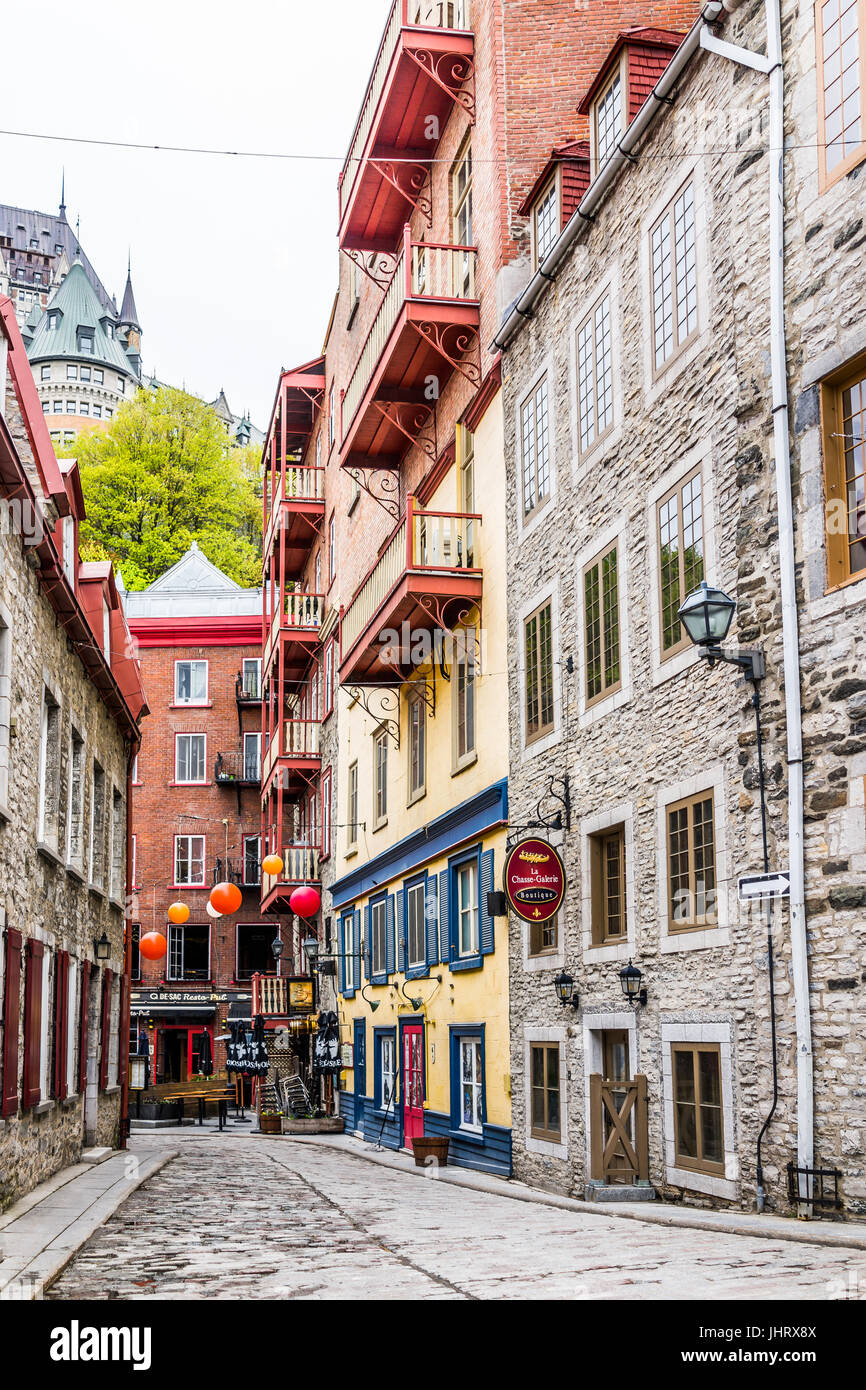 La città di Quebec, Canada - 30 Maggio 2017: Inferiore città vecchia strada di ciottoli chiamato Sous le Fort con ristoranti, boutique La Chasse-galerie e Chateau Fro Foto Stock