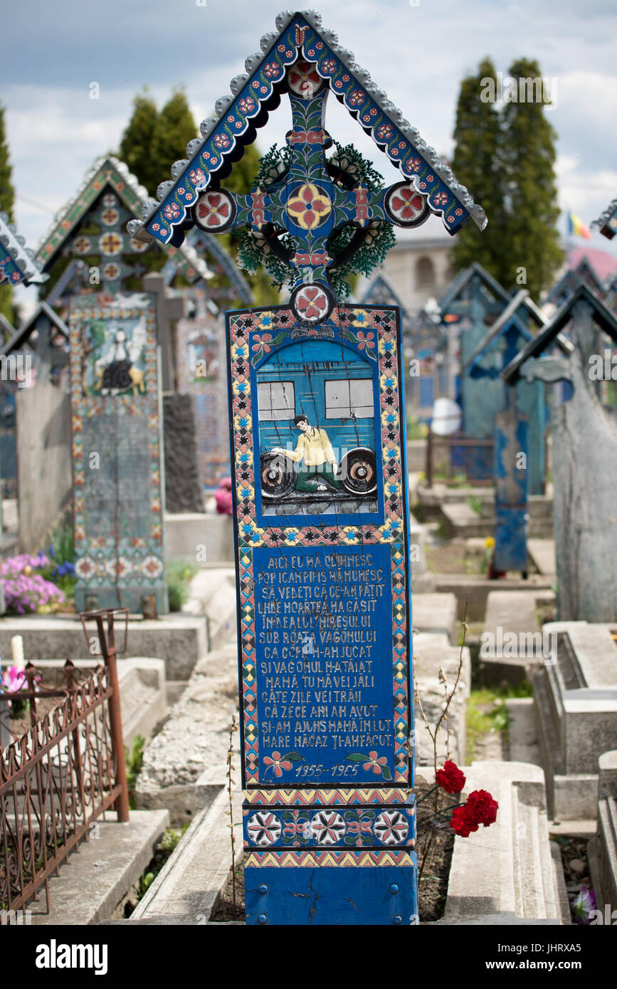 Colorato scolpiti attraversa presso il Cimitero di Allegri, Sapanta, Distretto di Maramures, Romania Foto Stock