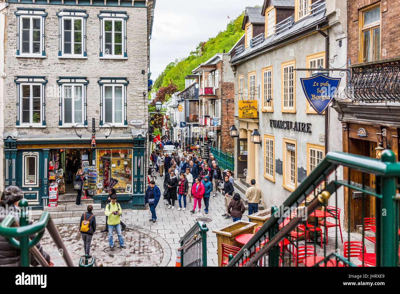 La città di Quebec, Canada - 30 Maggio 2017: Inferiore città vecchia strada chiamata Rue du Petit Champlain con Funiculaire segno e persone i turisti da ristoranti Foto Stock