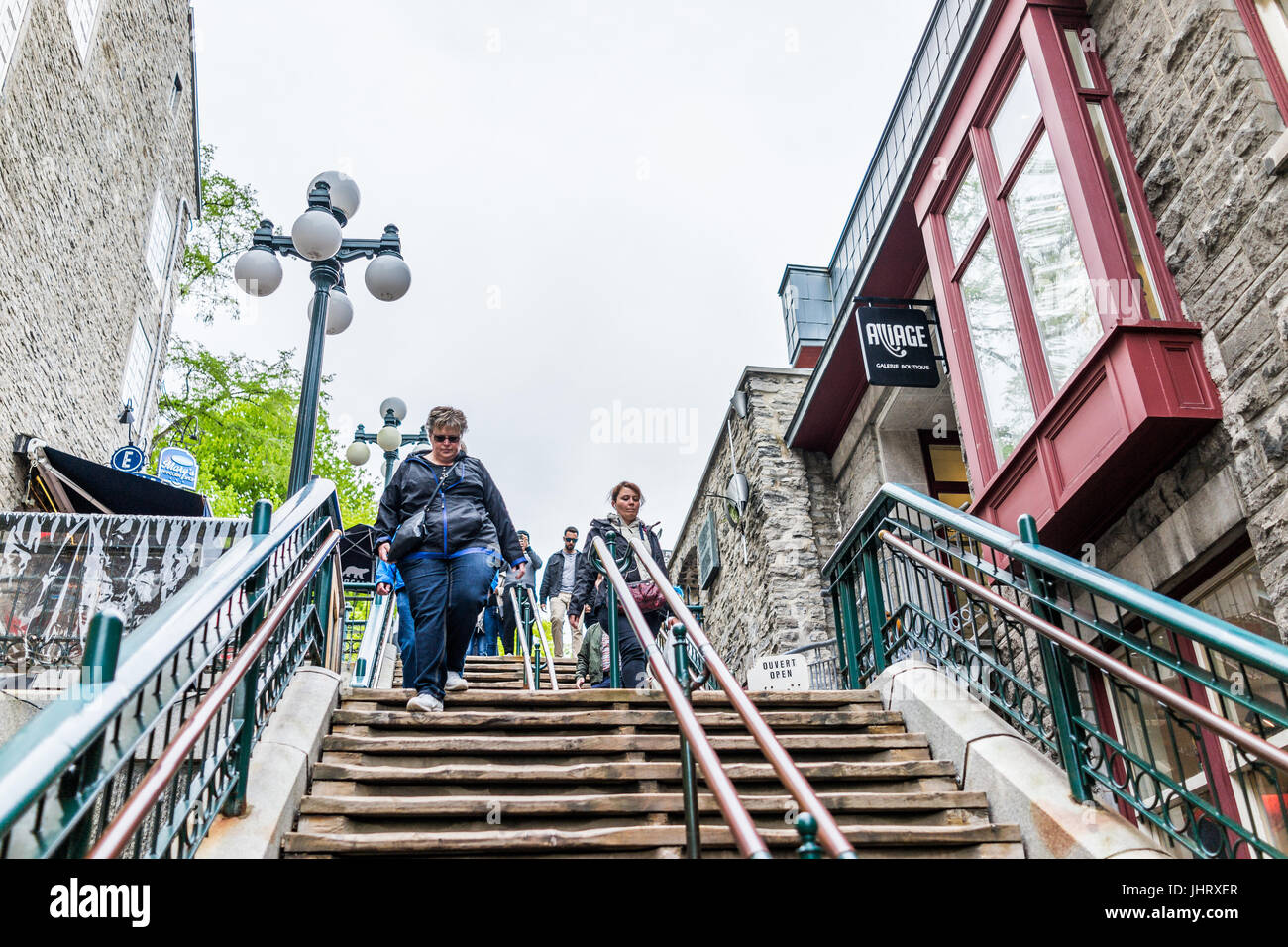 La città di Quebec, Canada - 30 Maggio 2017: persone passeggiando per le famose scale o gradini nella parte inferiore delle città vecchia strada chiamata Rue du Petit Champlain da ristoranti Foto Stock