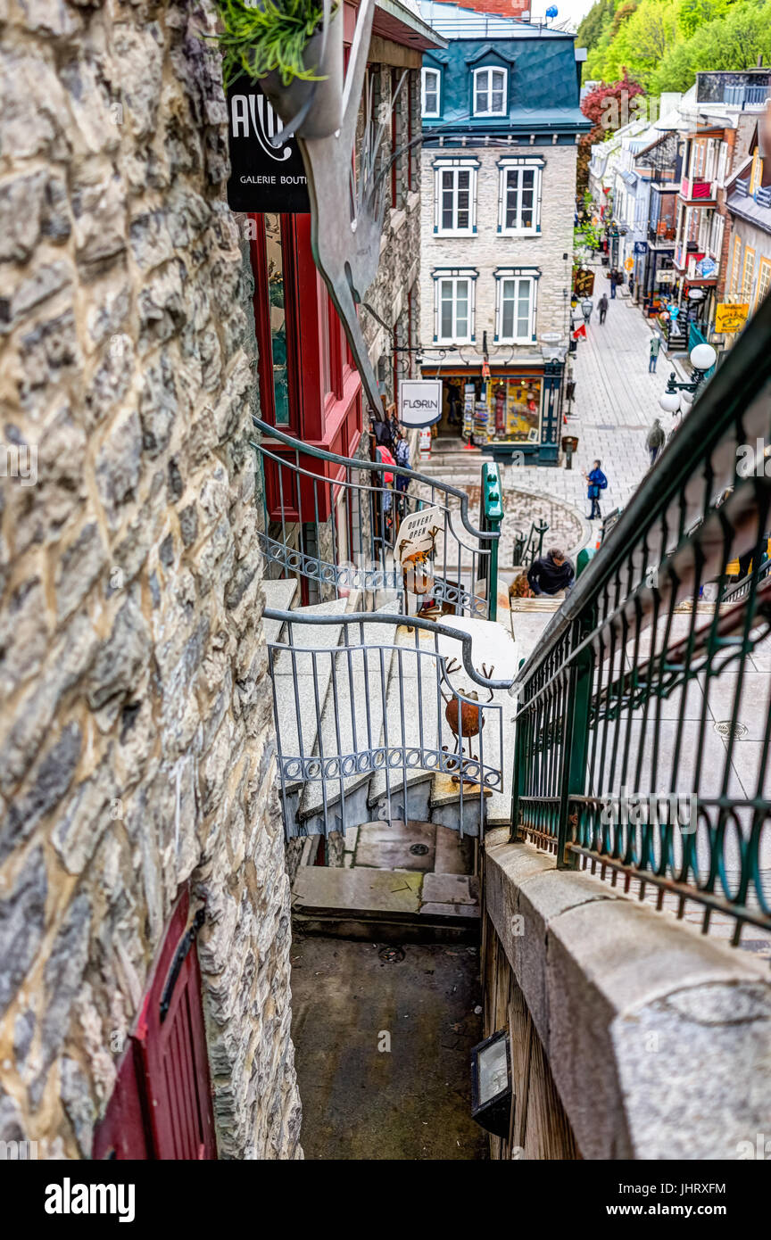 La città di Quebec, Canada - 30 Maggio 2017: Closeup di scale o di passaggi per abbassare città vecchia strada chiamata Rue du Petit Champlain dai negozi, ristoranti Foto Stock