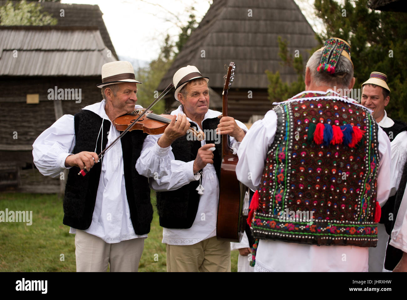 Musicisti con costume tradizionale al Festival del folk di Sighetu Marmatiei Maramures District, Romania Foto Stock