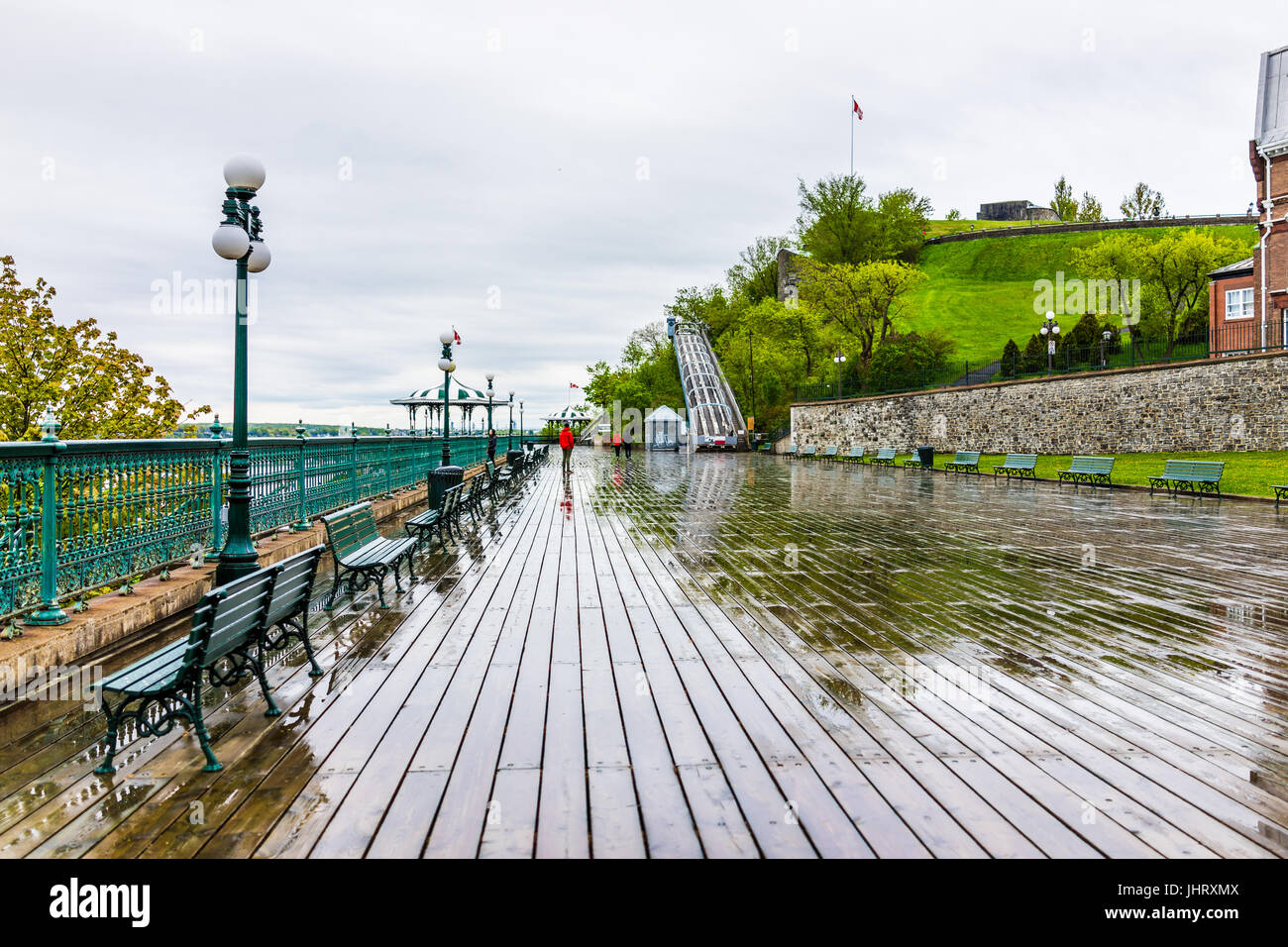 La città di Quebec, Canada - 30 Maggio 2017: Old town street e vista di Dufferin Terrace in heavy rain con Pierre-Dugua-De-Mons e Parc des Champs de Batail Foto Stock