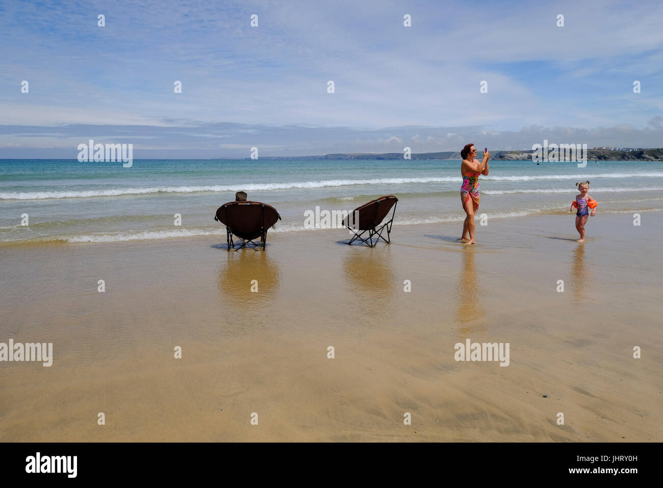 La famiglia in un momento di relax a bordo dell'acqua presso la spiaggia di Newquay, Cornwall Foto Stock