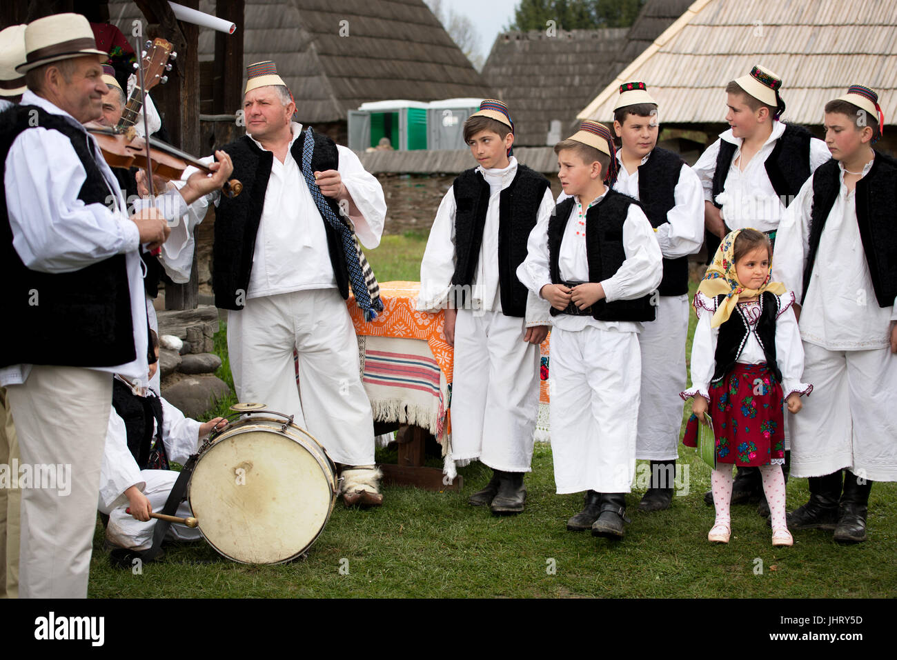 Musicisti con costume tradizionale al Festival del folk di Sighetu Marmatiei Maramures District, Romania Foto Stock