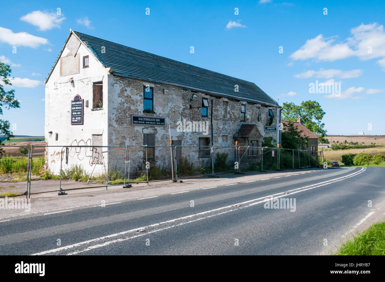 Il semi-derelitti Saltersgate Inn chiuso public house, un punto di riferimento sulla A169 stradale attraverso il North York Moors. Foto Stock