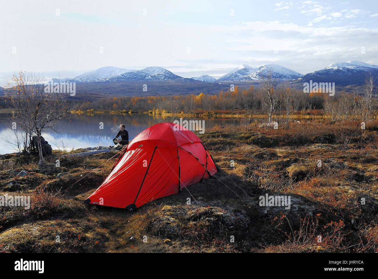 "Tenda in un lago in Abisko national park, Norrbotten, Lapponia, Svezia, Scandinavia, Europa; settembre ', Zelt un einem vedere im Abisko Nationalpark, Foto Stock