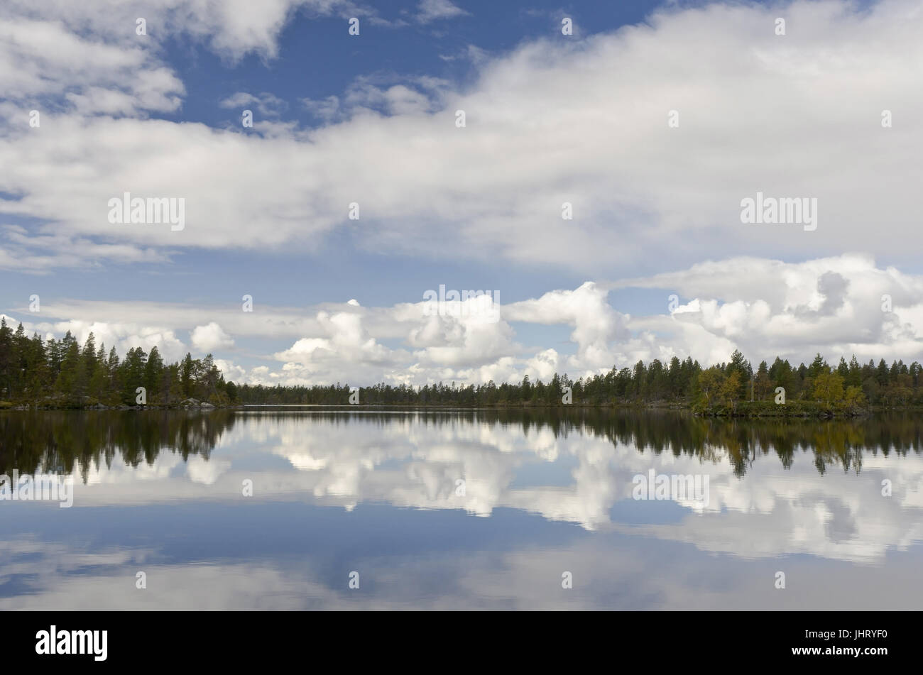 Le nubi sono riflesse in un lago nella riserva naturale del ROE, Haerjedalen, Svezia, agosto 2011, Wolken spiegeln sich in einem vedere im Naturreservat Rogen Foto Stock