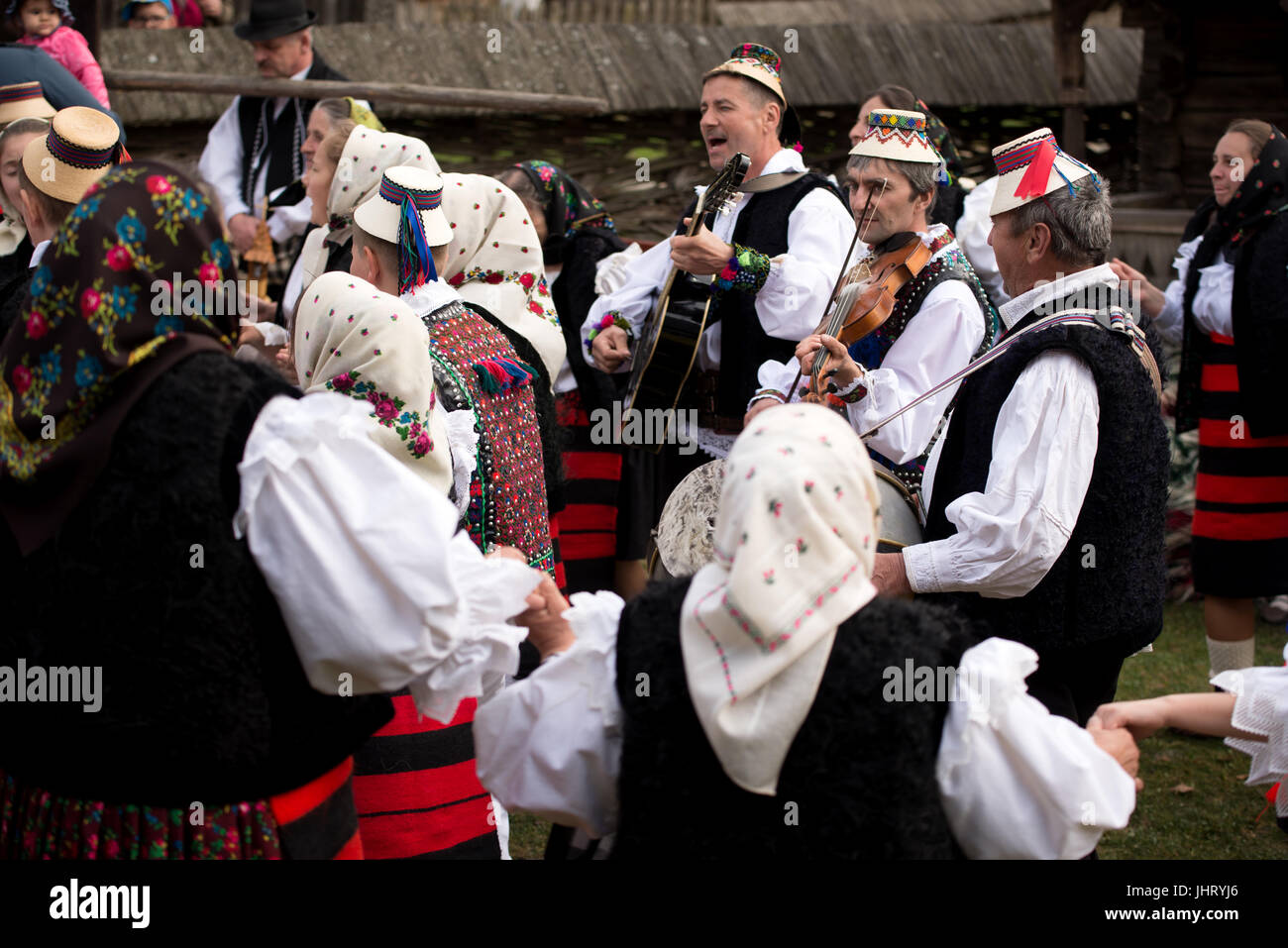 Musicisti e donne che danzano al Festival del folk di Sighetu Marmatiei Maramures District, Romania Foto Stock
