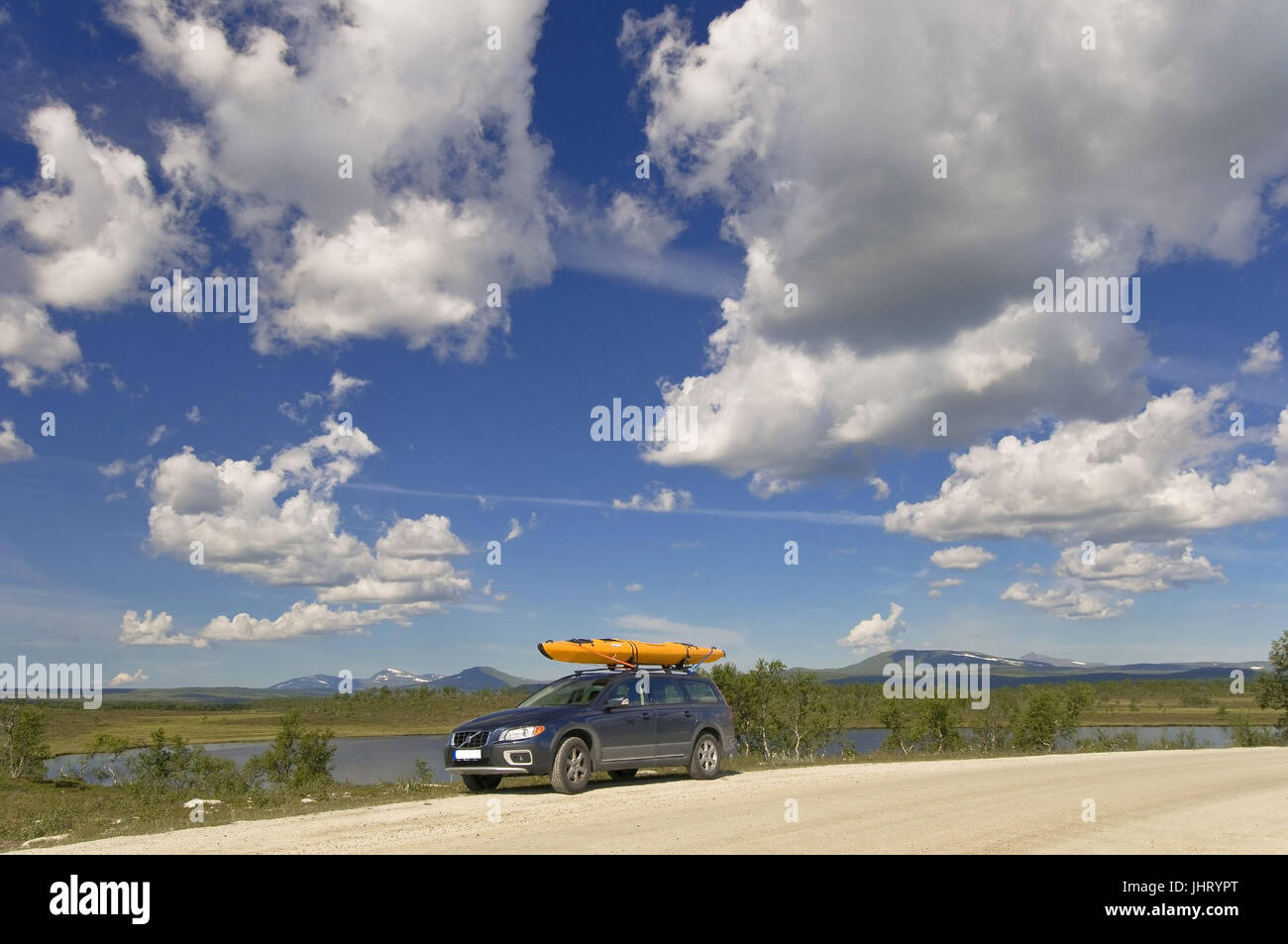 Volvo con kayak sul tetto, Volvo mit Kajak auf dem Dach Foto Stock