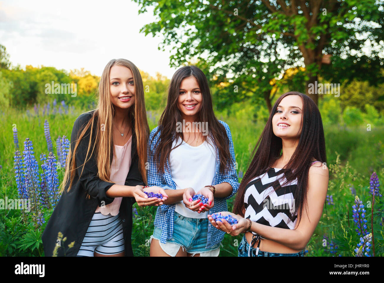 Ritratto di sorridenti amici sul weekend all'aperto. Tre belle giovani ragazze felici migliori amici divertendosi, sorridere e ridere. Foto Stock