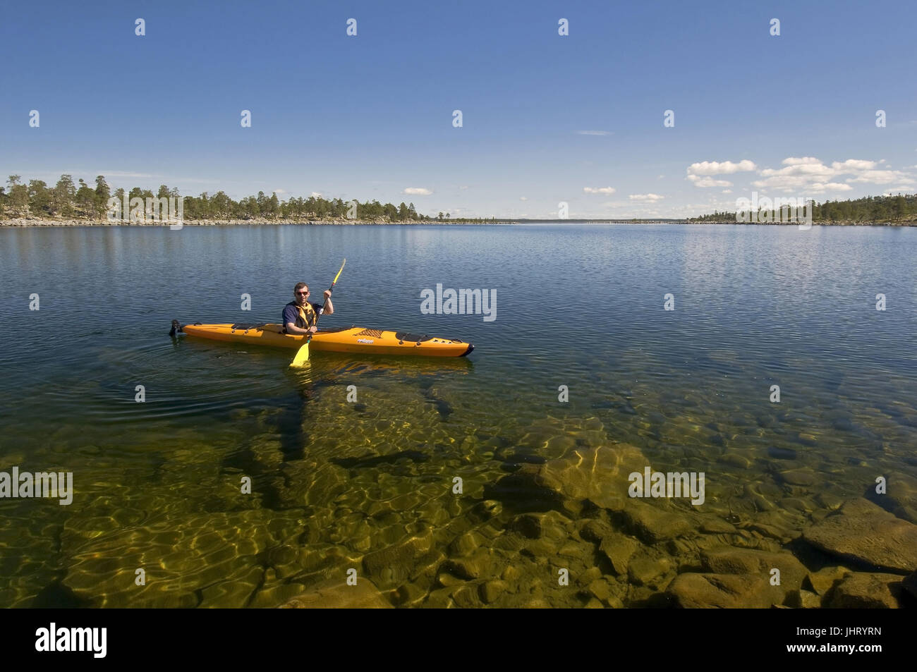 'L'pagaie in kayak sul lago roe, riserva naturale il ROE, Haerjedalen, Svezia; luglio ', Mann paddelt im Kajak auf dem vedere Rogen, Naturreservat Ro Foto Stock