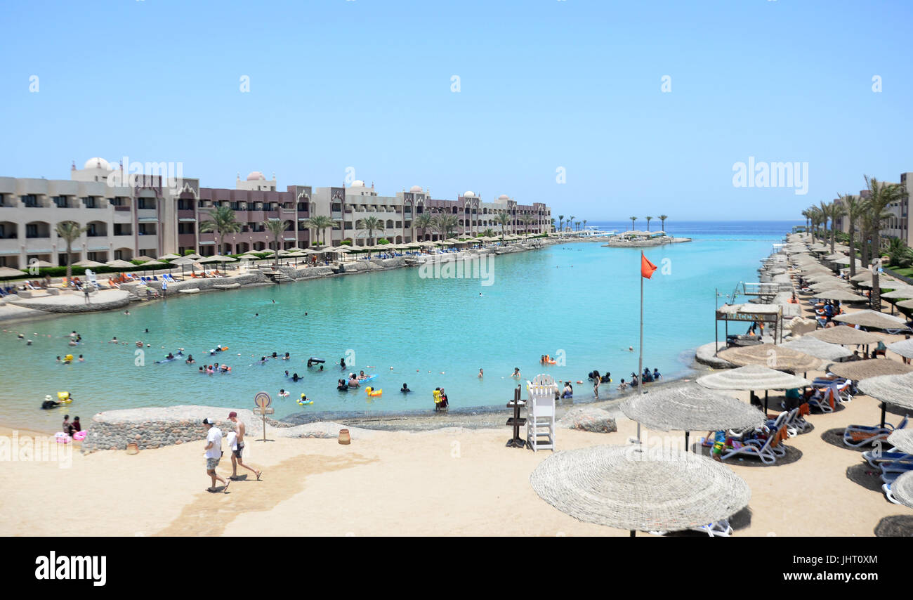 Il mare e la spiaggia di Hurghada, dove l'assassino attaccato più vacanzieri con un coltello sulla spiaggia il 14 luglio 2017 a Hurghada, Egitto, 15 luglio 2017. Due donne tedeschi sono stati uccisi durante l'attacco di coltello in l'Egiziano holiday resort Hurghada presso il Mar Rosso. Inoltre, l'utente malintenzionato ferire quattro più stranieri durante il sanguinoso andando sulla spiaggia secondo l'Egiziano servizio informazioni (SIS). L'Egiziano news pagina 'Al-Masry Al-Youm" ha citato il manager dell'hotel "El Palacio'. Secondo la sua dichiarazione il malintenzionato prima attaccato vacanzieri presso un hotel vicino spiaggia (R) superiore e Foto Stock