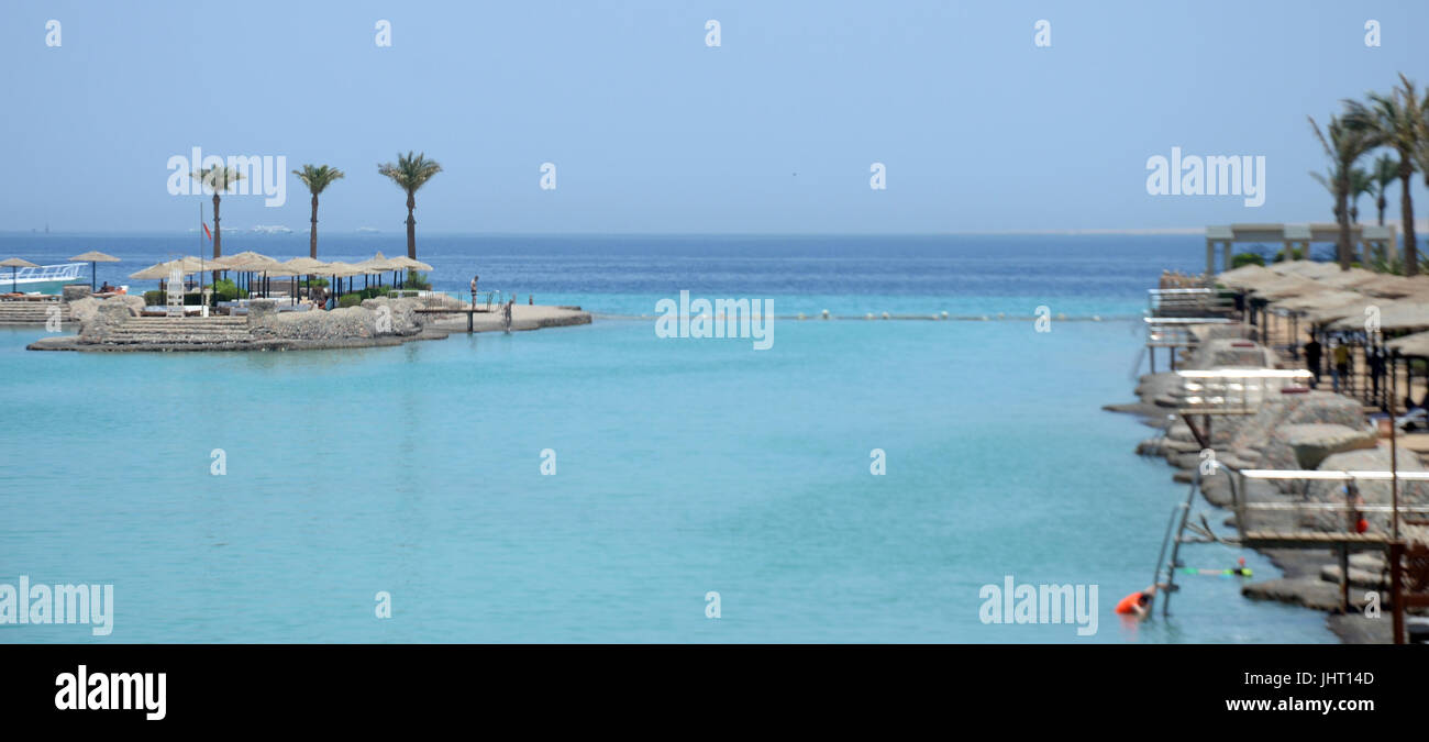 Il mare e la spiaggia di Hurghada, dove l'assassino attaccato più vacanzieri con un coltello sulla spiaggia il 14 luglio 2017 a Hurghada, Egitto, 15 luglio 2017. Due donne tedeschi sono stati uccisi durante l'attacco di coltello in l'Egiziano holiday resort Hurghada presso il Mar Rosso. Inoltre, l'utente malintenzionato ferire quattro più stranieri durante il sanguinoso andando sulla spiaggia secondo l'Egiziano servizio informazioni (SIS). L'Egiziano news pagina 'Al-Masry Al-Youm" ha citato il manager dell'hotel "El Palacio'. Secondo la sua dichiarazione il malintenzionato prima attaccato vacanzieri presso un hotel vicino spiaggia (R) e il Foto Stock