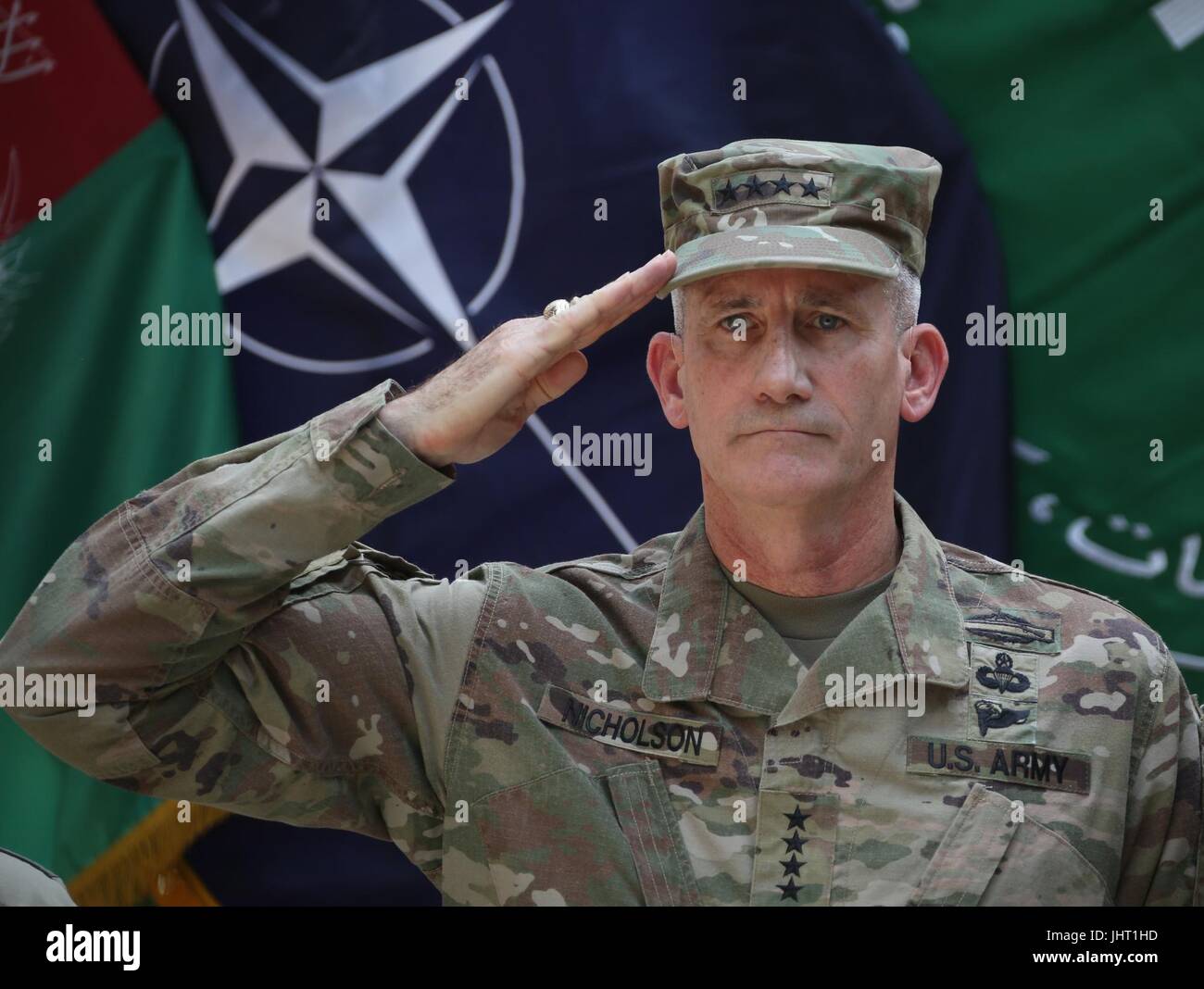 (170715) -- KABUL, 15 luglio (Xinhua) -- il generale John Nicholson, degli Stati Uniti e di comandante in capo delle forze NATO in Afghanistan, assiste ad una modifica del comando cerimonia in sostegno deciso in sede di Kabul, Afghanistan, luglio 15, 2017. (Xinhua/Rahmat Alizadah)(rh) Foto Stock