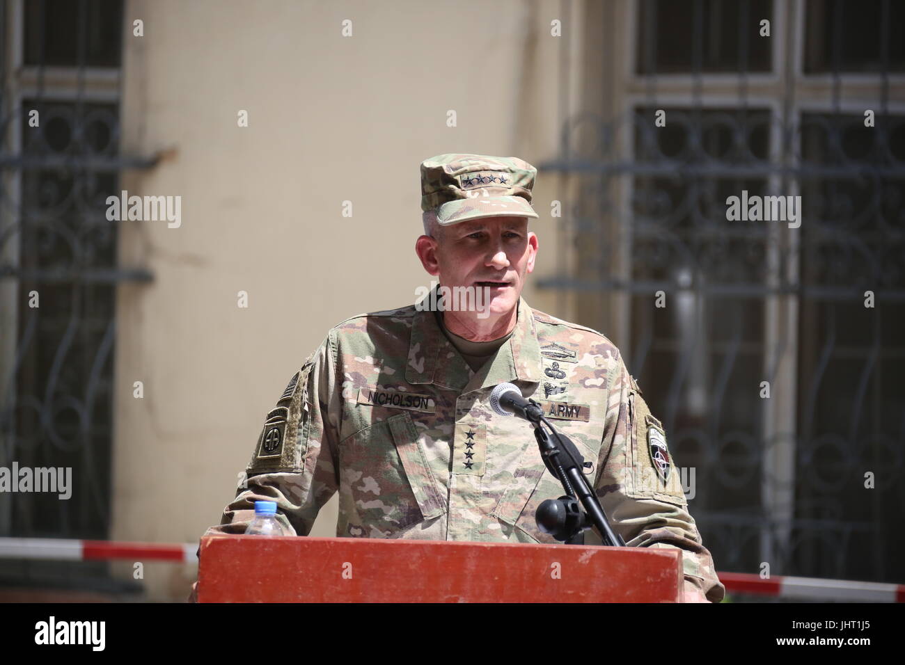 (170715) -- KABUL, 15 luglio (Xinhua) -- il generale John Nicholson, degli Stati Uniti e di comandante in capo delle forze NATO in Afghanistan, parla durante la modifica del comando cerimonia in sostegno deciso in sede di Kabul, Afghanistan, luglio 15, 2017. (Xinhua/Rahmat Alizadah)(rh) Foto Stock