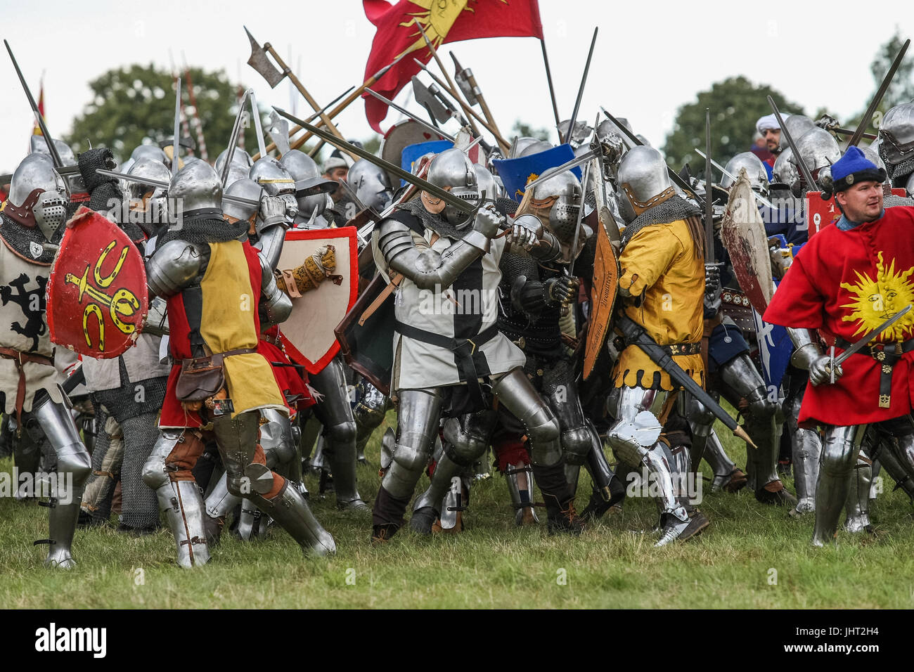 Grunwald, Polonia. Il 15 luglio 2017. Battaglia di Grunwald rievocazione storica è visto il 15 luglio 2017 in Grunwald, Polonia. La battaglia di Grunwald fu combattuta il 15 luglio 1410 durante il polacco-lituano-teutonico di guerra. L'alleanza del regno di Polonia e del Granducato di Lituania, guidate rispettivamente dal re Wladyslaw II Jagiello e il Granduca Vytautas decisamente sconfitto il tedesco-prussiana di cavalieri teutonici, guidato dal Gran Maestro Ulrich von Jungingen. La maggior parte dei cavalieri teutonici leadership erano stati uccisi o catturati. Credito: Michal Fludra/Alamy Live News Foto Stock