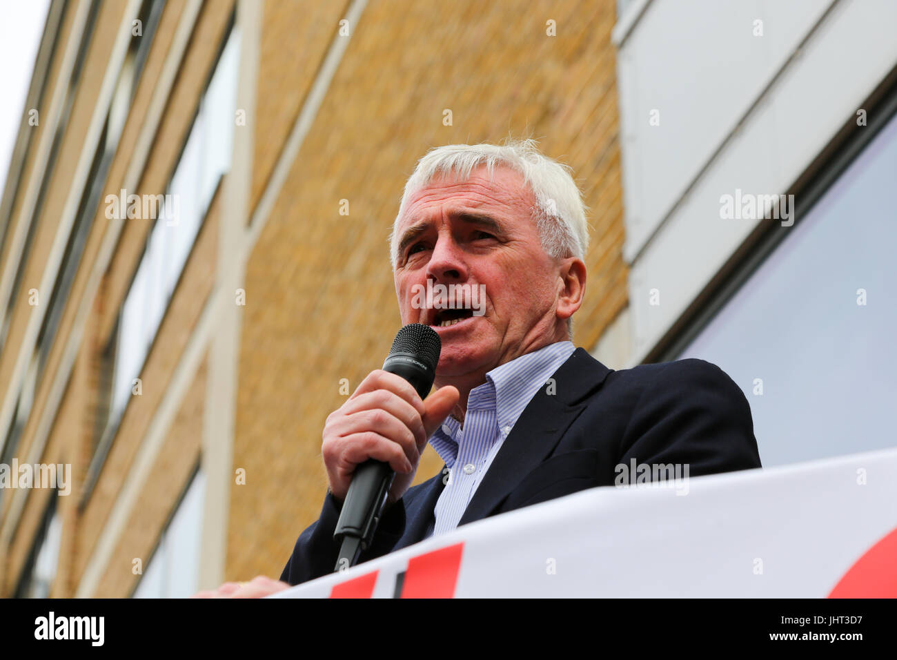 Londra, Regno Unito. Il 15 luglio 2017. Poiché il 1 aprile, i pulitori, facchini, ristoratori e sicurezza dei quattro ospedali a San Barts Health NHS Trust (rappresentato da unire l'Unione) sono state trasferite oltre alla multinazionale Serco durante il corso di una £600m contratto di privatizzazione. Penelope Barritt/Alamy Live News Foto Stock