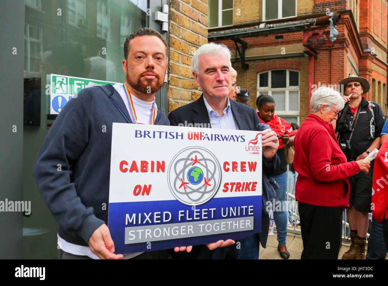 Londra, Regno Unito. Il 15 luglio 2017. Poiché il 1 aprile, i pulitori, facchini, ristoratori e sicurezza dei quattro ospedali a San Barts Health NHS Trust (rappresentato da unire l'Unione) sono state trasferite oltre alla multinazionale Serco durante il corso di una £600m contratto di privatizzazione. Penelope Barritt/Alamy Live News Foto Stock