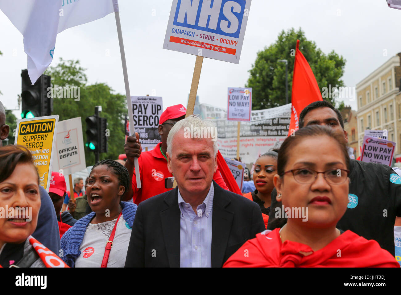 Londra, Regno Unito. Il 15 luglio 2017. Poiché il 1 aprile, i pulitori, facchini, ristoratori e sicurezza dei quattro ospedali a San Barts Health NHS Trust (rappresentato da unire l'Unione) sono state trasferite oltre alla multinazionale Serco durante il corso di una £600m contratto di privatizzazione. Penelope Barritt/Alamy Live News Foto Stock