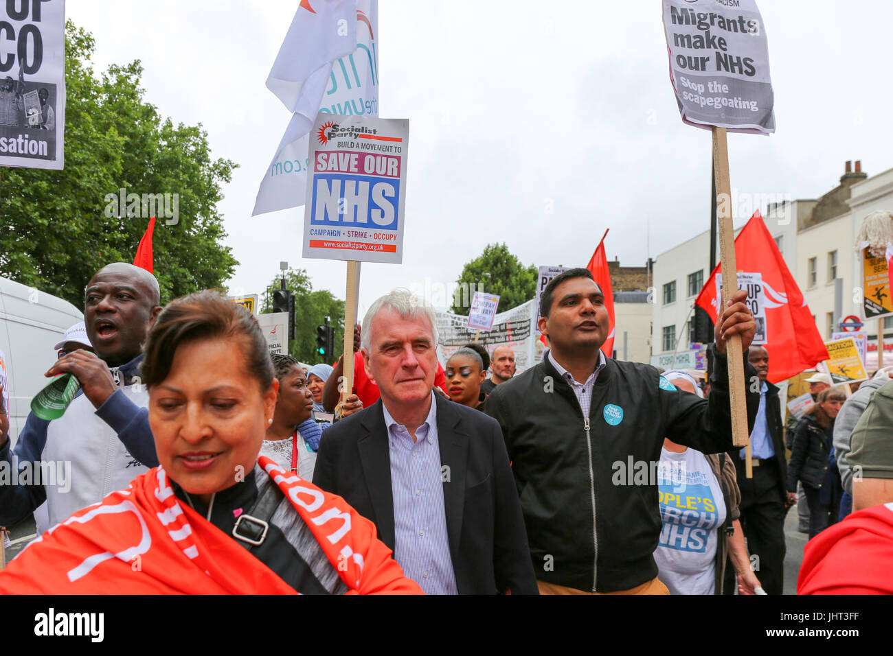 Londra, Regno Unito. Il 15 luglio 2017.Poiché il 1 aprile, i pulitori, facchini, ristoratori e sicurezza dei quattro ospedali a San Barts Health NHS Trust (rappresentato da unire l'Unione) sono state trasferite oltre alla multinazionale Serco durante il corso di una £600m contratto di privatizzazione. Penelope Barritt/Alamy Live News Foto Stock
