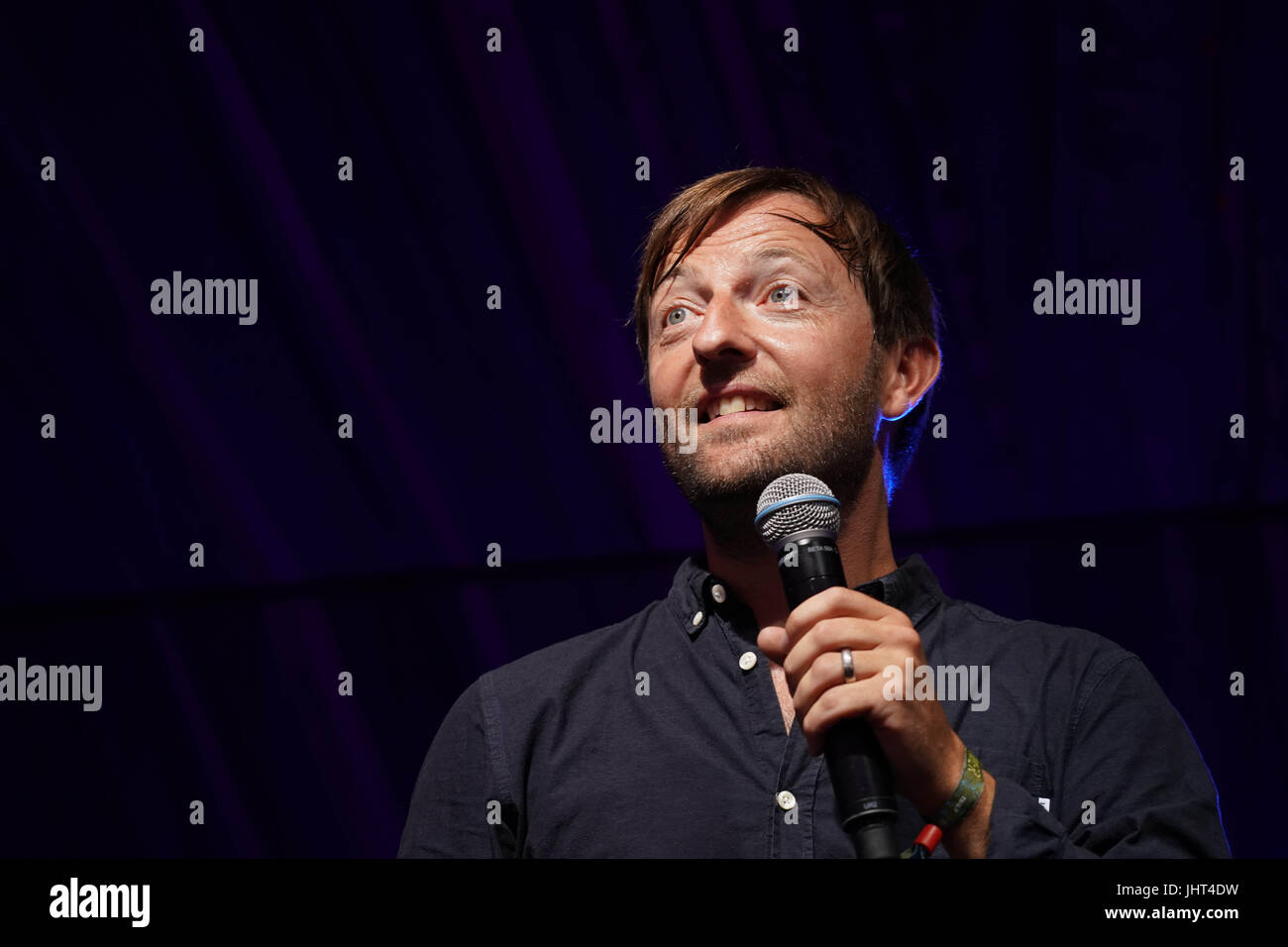 Suffolk, Regno Unito. Il 15 luglio 2017. Andrew Maxwell performing live sulla commedia palcoscenico del 2017 Latitude festival in Henham Park, Southwold nel Suffolk. Foto Data: Sabato, 15 luglio, 2017. Foto di credito dovrebbe leggere: Roger Garfield/Alamy Live News. Foto Stock