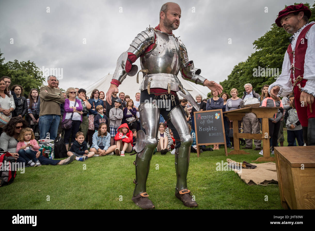 East Molesey, Londra, Regno Unito. Il 15 luglio 2017. Un cavaliere si prepara da adattamento con armatura di battaglia pronto per il Tudor giostra a Hampton Court Palace © Guy Corbishley/Alamy Live News Foto Stock