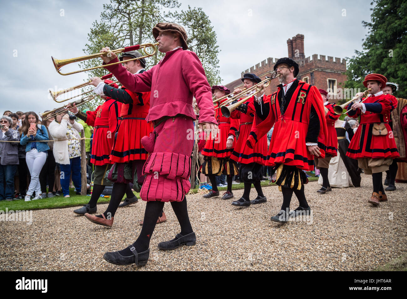 East Molesey, Londra, Regno Unito. Il 15 luglio 2017. Rievocazioni storiche durante il Tudor giostra a Hampton Court Palace © Guy Corbishley/Alamy Live News Foto Stock