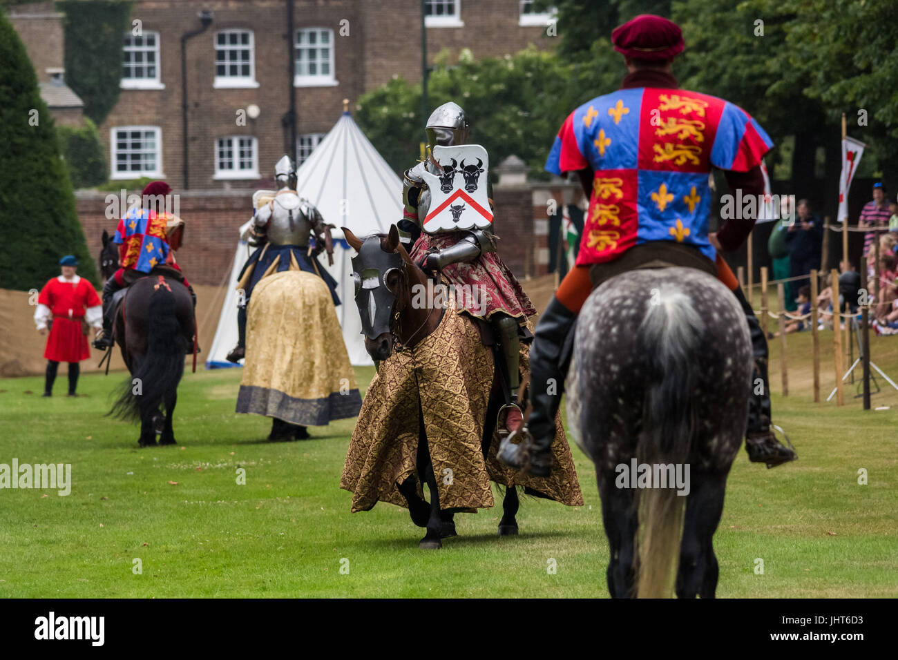 Londra, Regno Unito. Il 15 luglio 2017. Tudor giostra a Hampton Court Palace © Guy Corbishley/Alamy Live News Foto Stock