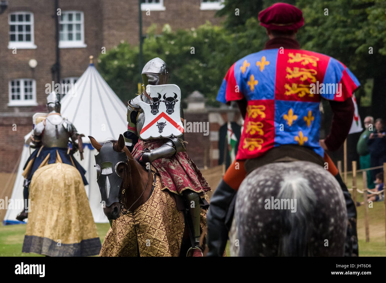 Londra, Regno Unito. Il 15 luglio 2017. Tudor giostra a Hampton Court Palace © Guy Corbishley/Alamy Live News Foto Stock