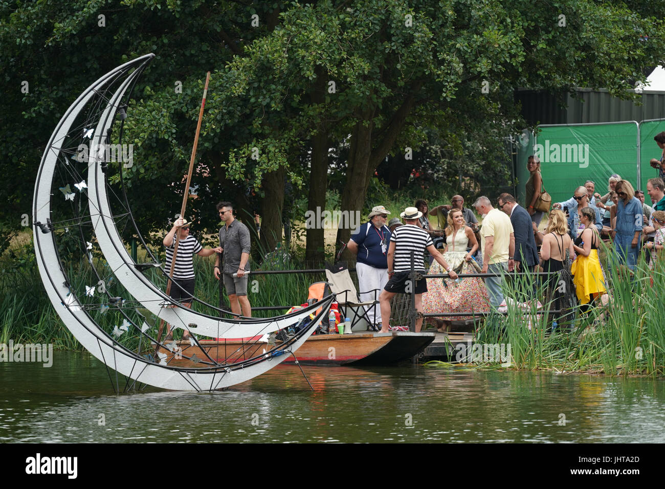 Latitude Festival, UK. 16 Luglio, 2017. Katherine Jenkins che arrivano ad ottenere in un punt prima di eseguire sul palcoscenico del lago il giorno 4 (domenica) del 2017 Latitude festival in Henham Park, Southwold nel Suffolk. Foto Data: Domenica, 16 luglio 2017. Foto di credito dovrebbe leggere: Roger Garfield/Alamy Live News. Foto Stock