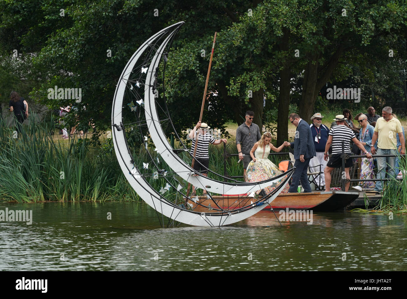 Latitude Festival, UK. 16 Luglio, 2017. Katherine Jenkins che arrivano ad ottenere in un punt prima di eseguire sul palcoscenico del lago il giorno 4 (domenica) del 2017 Latitude festival in Henham Park, Southwold nel Suffolk. Foto Data: Domenica, 16 luglio 2017. Foto di credito dovrebbe leggere: Roger Garfield/Alamy Live News. Foto Stock