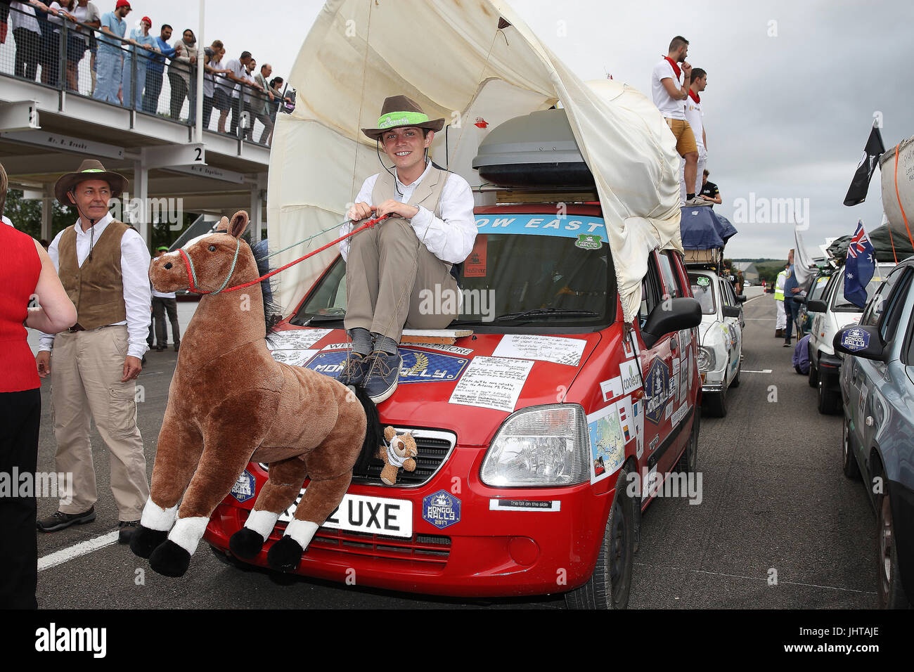 Goodwood, UK. 16 Luglio, 2017. Mongol Rally: Adventurists preparare per l'inizio del 2017 Mongol Rally a Goodwood Circuito motorino. I partecipanti acquistare a buon mercato un litro auto da rottami di cantieri e di cercare di guidare il loro di Mongolia. Adventurists hanno sollevato oltre £8m per la carità negli ultimi dodici anni. Credito: Malcolm Greig/Alamy Live News Foto Stock