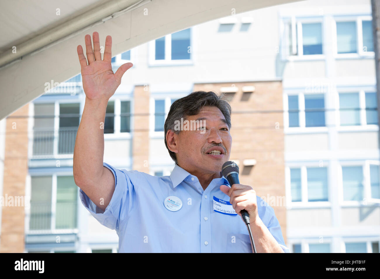 Seattle, Washington: stato senatore Bob Hasegawa parla di un forum durante il West Seattle Summer Fest. Dei ventuno candidati ufficialmente in esecuzione per il sindaco di quest'anno, solo due avranno passato il primario il 1 agosto. Quindici candidati affollato lo stadio al forum tra cui stato senatore Bob Hasegawa, avvocato ed educatore Nikkita Oliver, membro sost. Jessyn Farrell, Jason Roberts, ex sindaco di Seattle Mike McGinn, Mary J. Martin, Lewis Jones, Casey Carlisle, Larry Oberto, Gary Brose, Michael Harris, Alex Tsimerman, Harley leva, James Norton e Tiniell Cato. Foto Stock