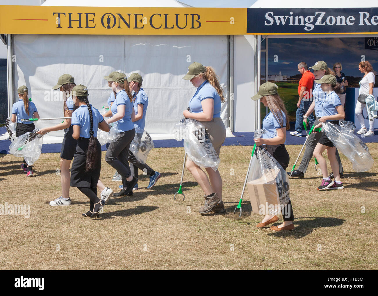 Southport, Merseyside, scuola di volontariato bambini reclutati da una vicina scuola visita al Royal Birkdale Golf Club durante il campionato aperto su una gita per raccogliere la spazzatura e impegnarsi in cucciolata pick up. In dotazione con i selettori di lettiera & cancella i sacchetti di plastica le ragazze e i ragazzi sono stati messi al lavoro per cancellare la zona di scartare spazzatura, plastica, residui di carta e il loro riempimento di sacchi della spazzatura. La gente desidera prelevare lettiera per aiutare l'ambiente, rendendo la comunità avrà un aspetto migliore e scoraggiare ulteriori littering. Lattine di soda, sacchetti di plastica e mozziconi di sigaretta cucciolata l'ambiente & soffocare la fauna selvatica Foto Stock