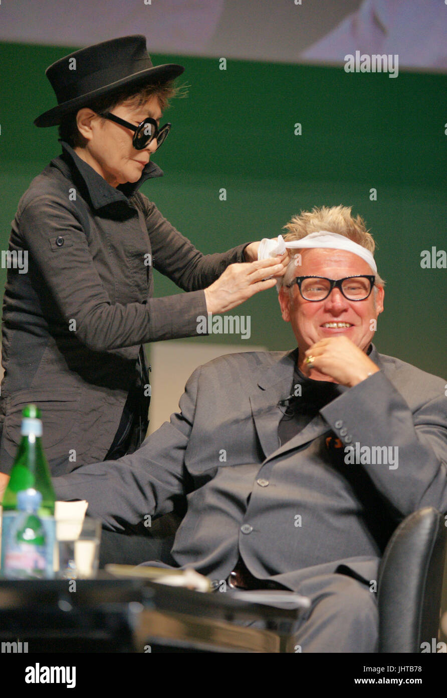 Cannes, Francia. Il 23 giugno, 2010. Cannes, Francia - 23 Giugno 2010: Cannes Lions International Festival della Creatività con l'artista giapponese Yoko Ono e Host Tim Mellors | Utilizzo di credito in tutto il mondo: dpa/Alamy Live News Foto Stock