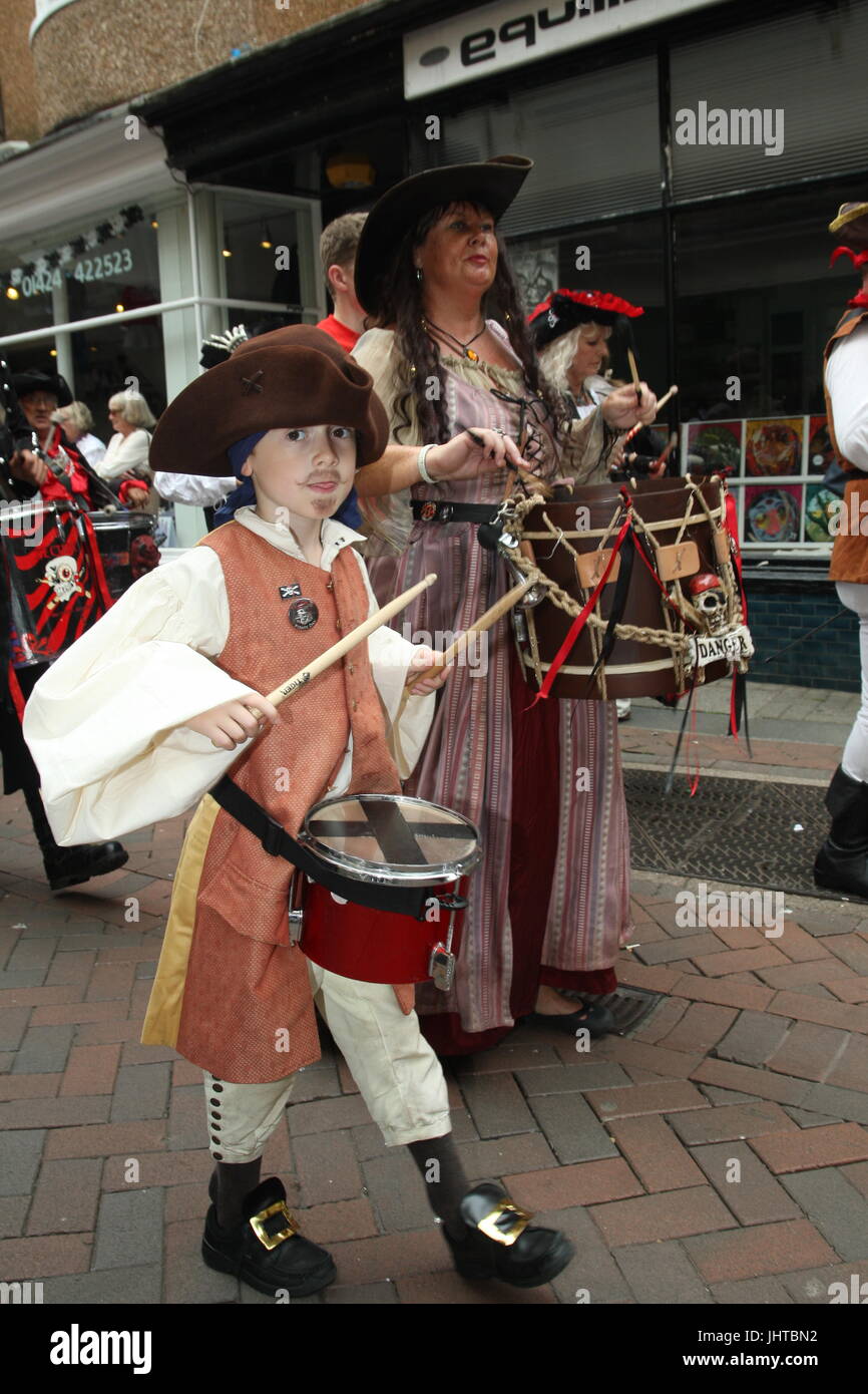 Hastings, Regno Unito. 16 Luglio, 2017. Un ragazzo batterista dei pirati. Il Sussex città costiera di Hastings mantiene la sua annuale Giornata dei pirati, con le strade della città vecchia piena di adulto e bambino pirati. Roland Ravenhill/Alamy Live News Foto Stock