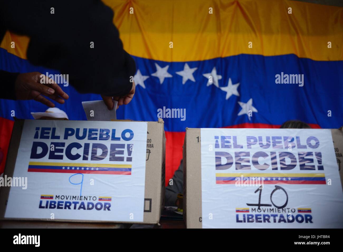 Caracas, Venezuela. 16 Luglio, 2017. 'Il popolo decidere!", e può essere letto su le urne di Caracas, Venezuela, 16 luglio 2017. Il Venezuelano opposizione è condurre le proprie, ufficioso referendum in confronto aperto con il governo di Maduro. Milioni di venezuelani sono stati chiamati a votare contro una controversa raccolta costituzionale. Foto: Manaure Quintero/dpa/Alamy Live News Foto Stock