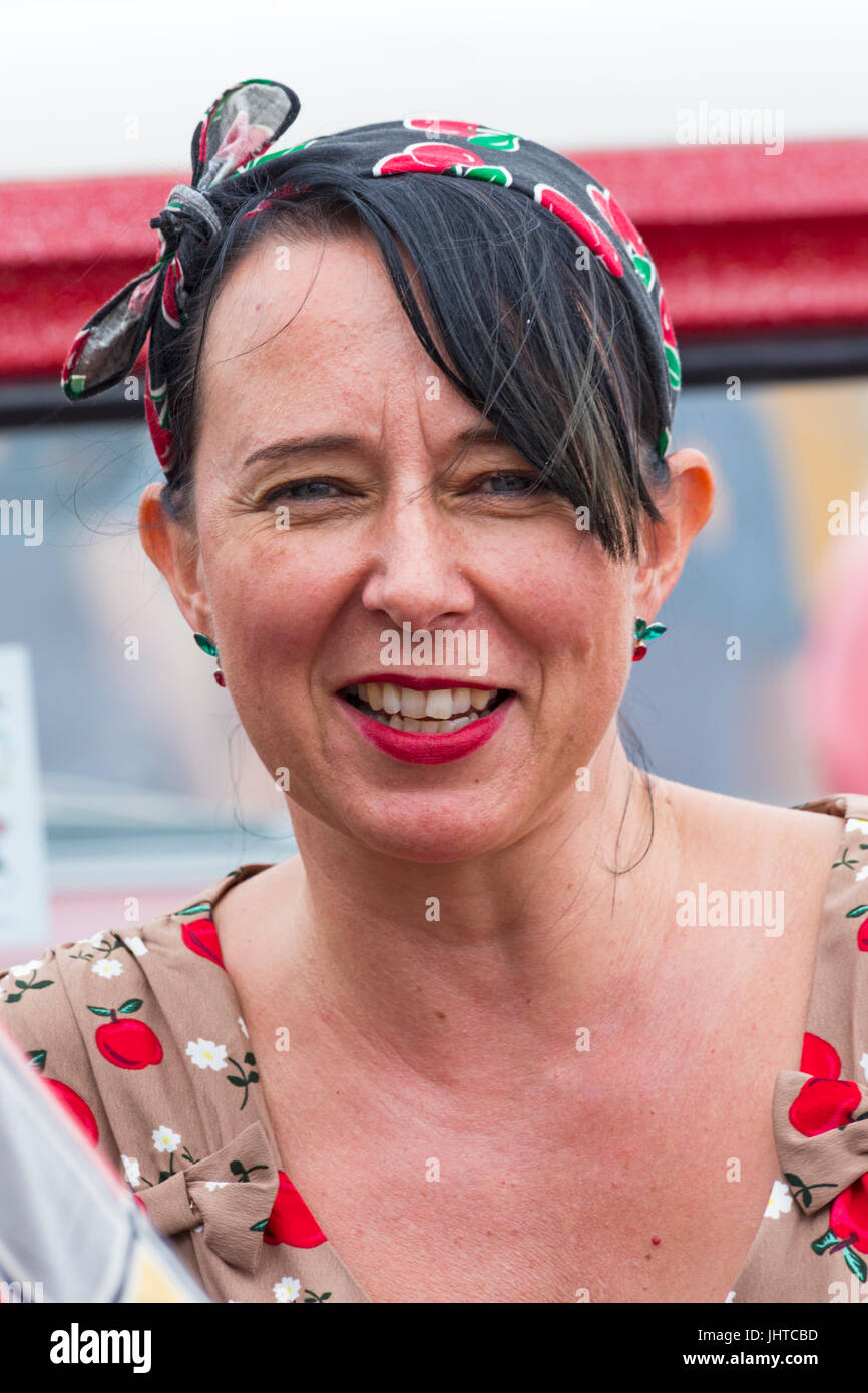 Poole va Vintage, Poole, Dorset, Regno Unito. Il 16 luglio 2017. Poole va Vintage evento avviene sul Quay - visitatori vestire in abiti d'epoca. Credito: Carolyn Jenkins/Alamy Live News Foto Stock